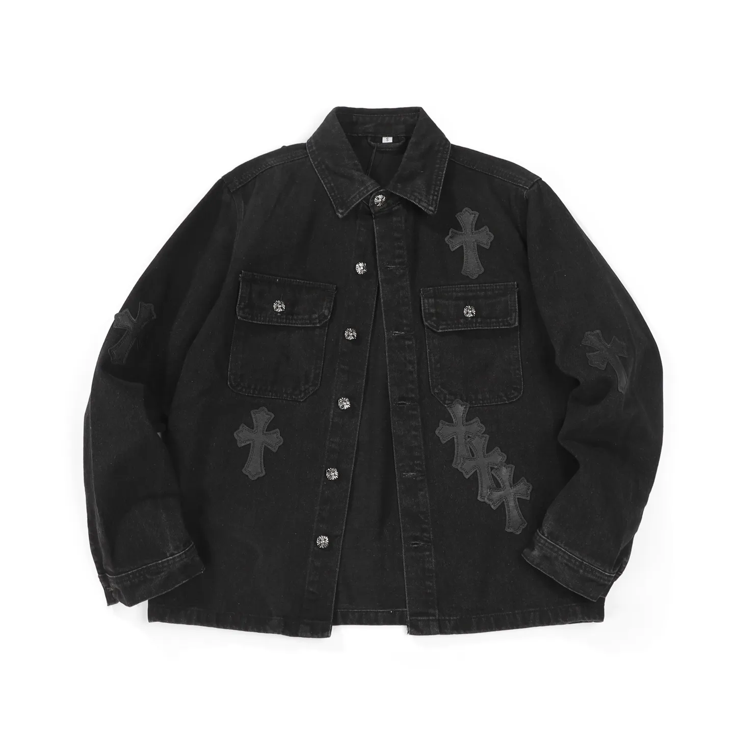 P260 CH Chromehearts 23ss denim cross patchwork leather black and white denim jacket. A super versatile denim jacket that is breathable, comfortable and elegant! The entire garment is made of super heavy-duty workmanship and is made of denim denim fabric imported from Japan. After the finished product is washed, the loss rate is extremely high! The whole body is made with old craftsmanship and the upper body is stylish! The body has multiple crosses and leather logos sewn on it! Because of the old craftsmanship, everything from gold five to three marks has been re-made with new molds, 100% restored to the original craftsmanship! All the leather characters are laser-aligned. The leather difference is definitely not the same as that of the super-fiber leather on the market. This year’s new sheep leather is used. The finished embroidery guarantees the quality of the entire product❗ It took nearly two months of back-and-forth production to get a satisfactory effect. The various cutting designs really took a lot of effort to achieve a satisfactory experience! The same style for men and women, great for couples!   Color: black with white label Size: S M L